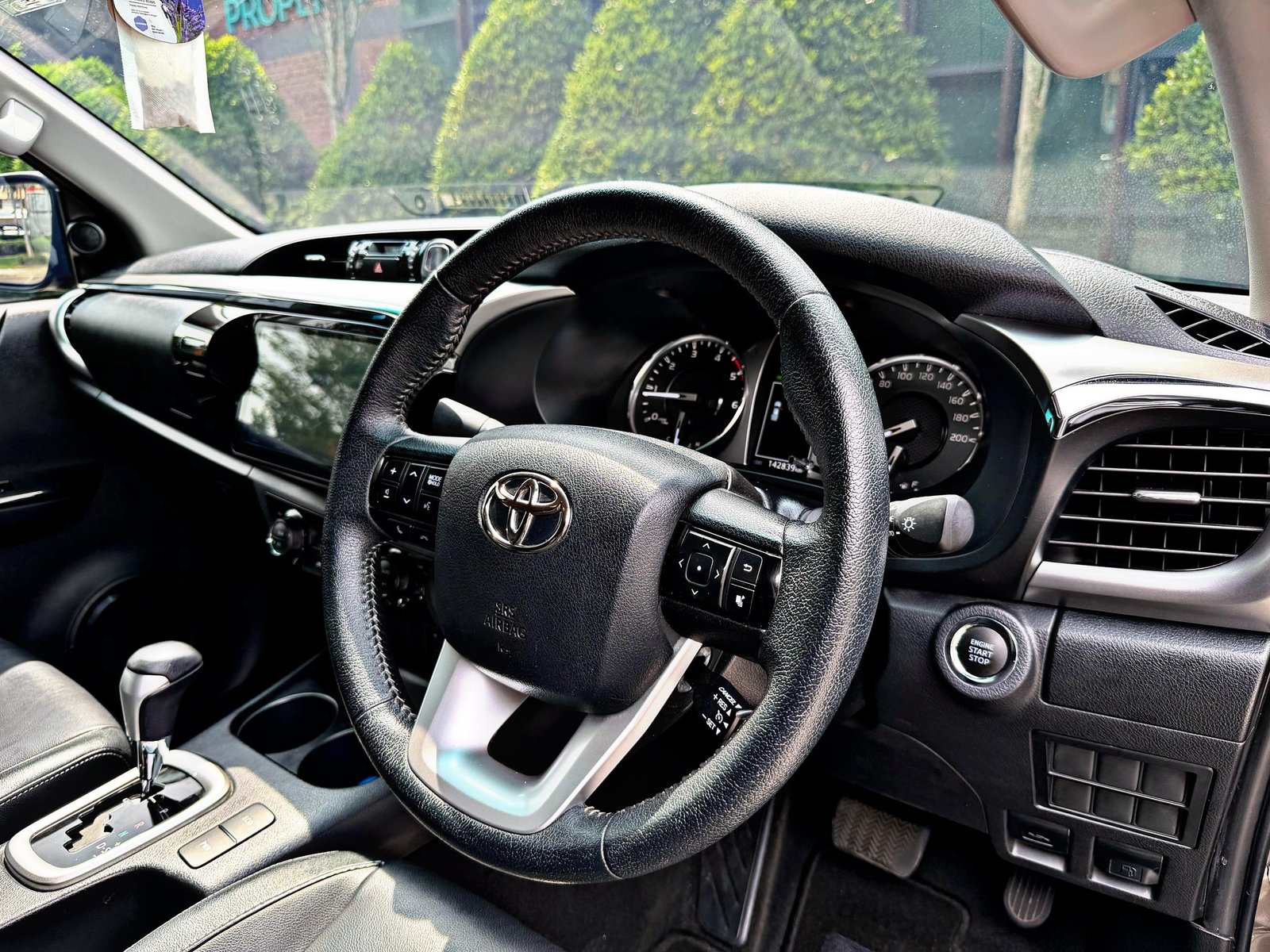 TOYOTA HILUX V 2.4 AUTO 4x4 - Image 5