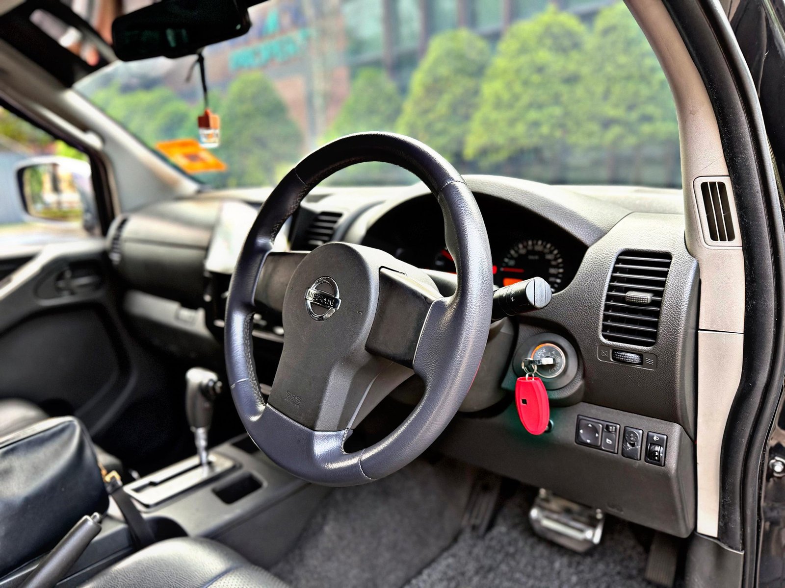 NISSAN NAVARA 2.5L DOUBLE CAB 4x4 AUTO - Image 5