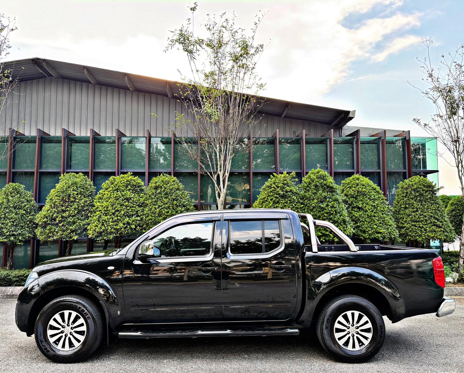 NISSAN NAVARA 2.5L DOUBLE CAB 4x4 AUTO - Image 4