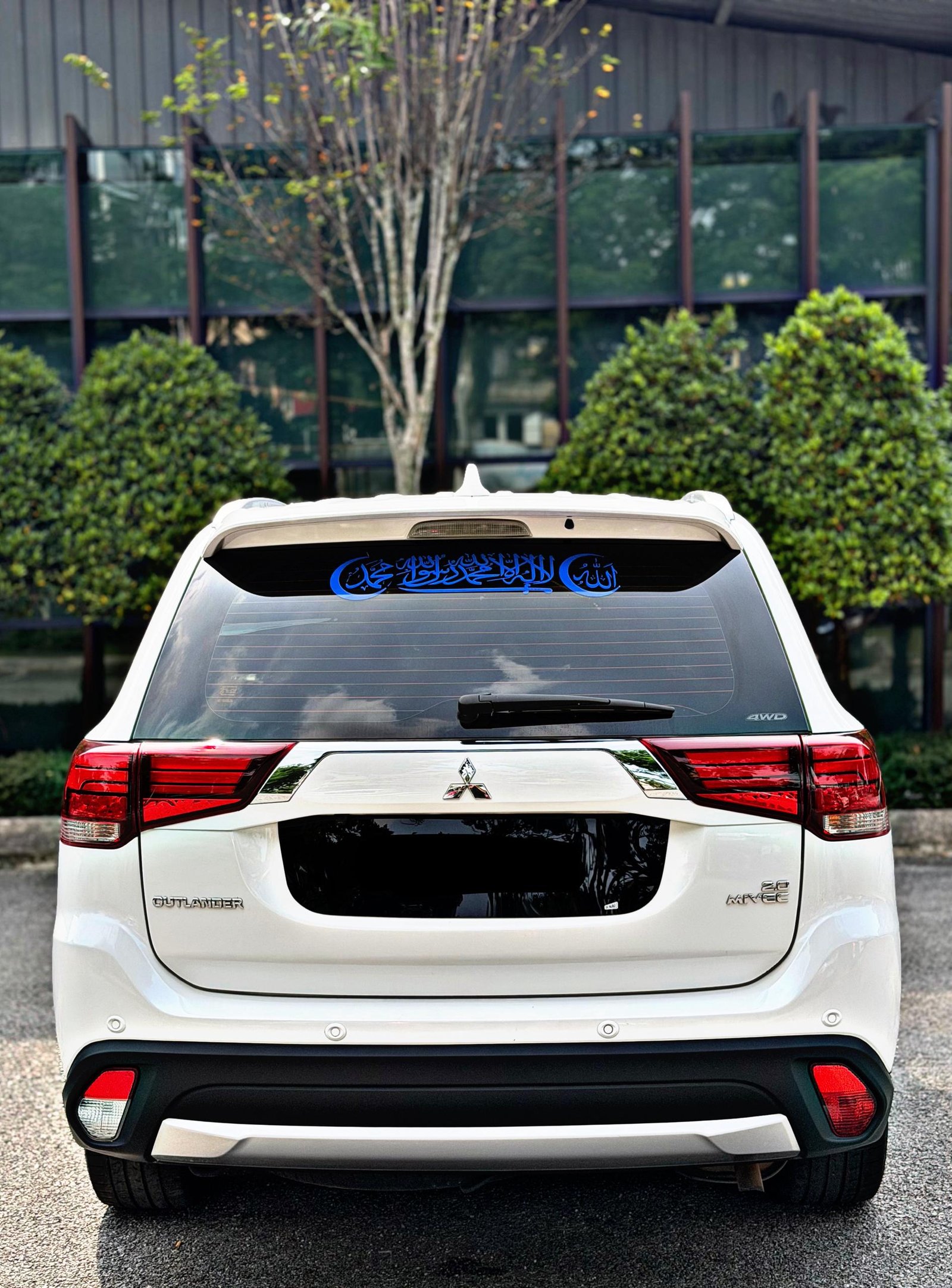 MITSUBISHI OUTLANDER AWD 2.0AUTO - Image 2