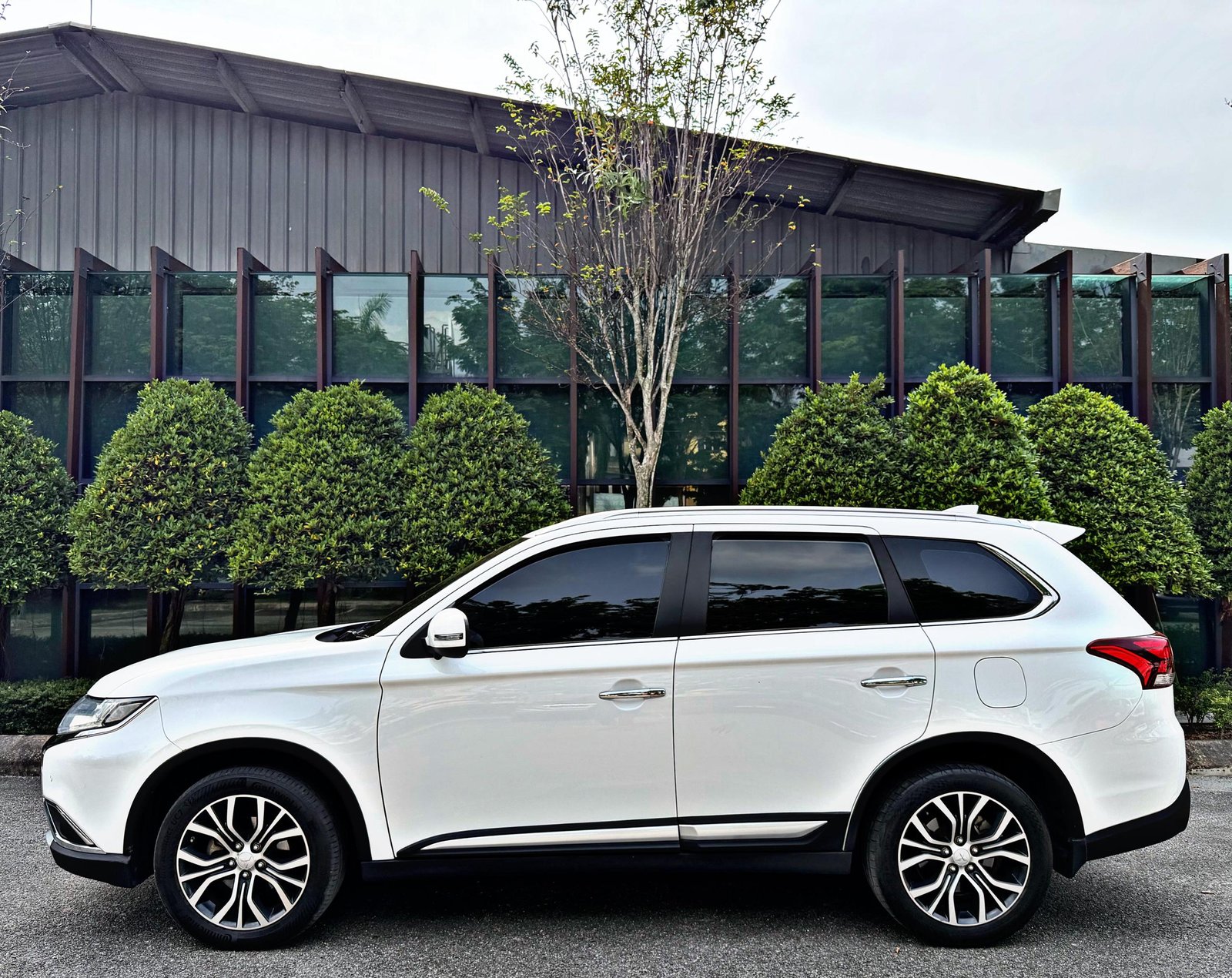 MITSUBISHI OUTLANDER AWD 2.0AUTO - Image 5