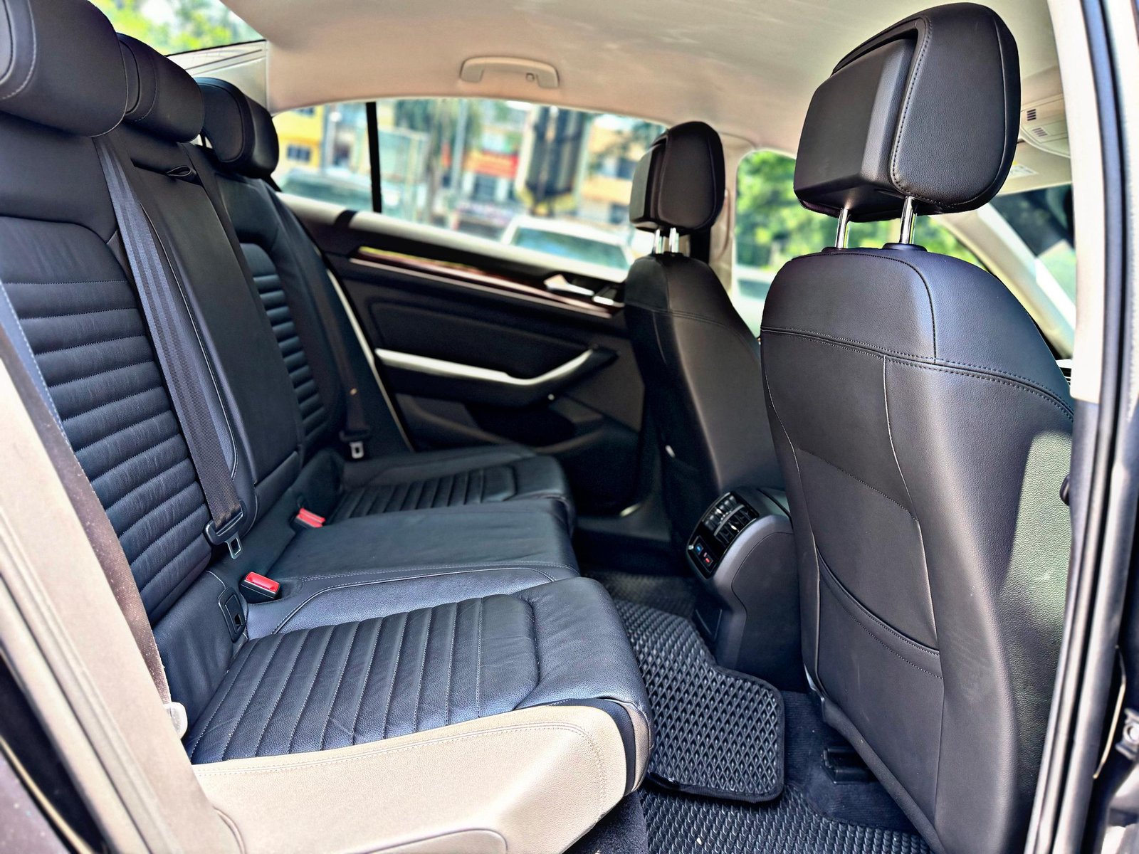 VOLKSWAGEN PASSAT B8 2.0 AUTO 4WD - Image 10