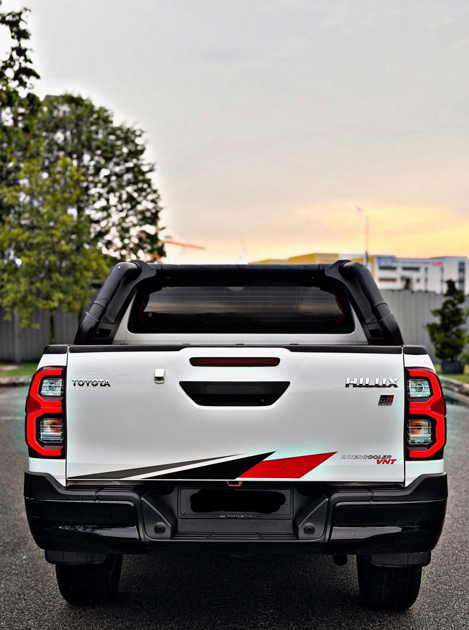 TOYOTA HILUX GRS 4x4 2.8 AUTO - Image 5