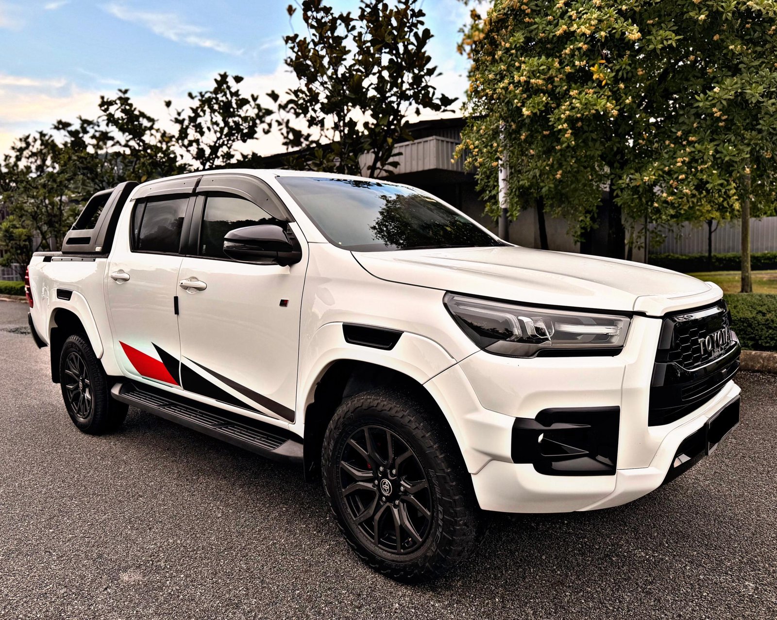 TOYOTA HILUX GRS 4x4 2.8 AUTO - Image 14