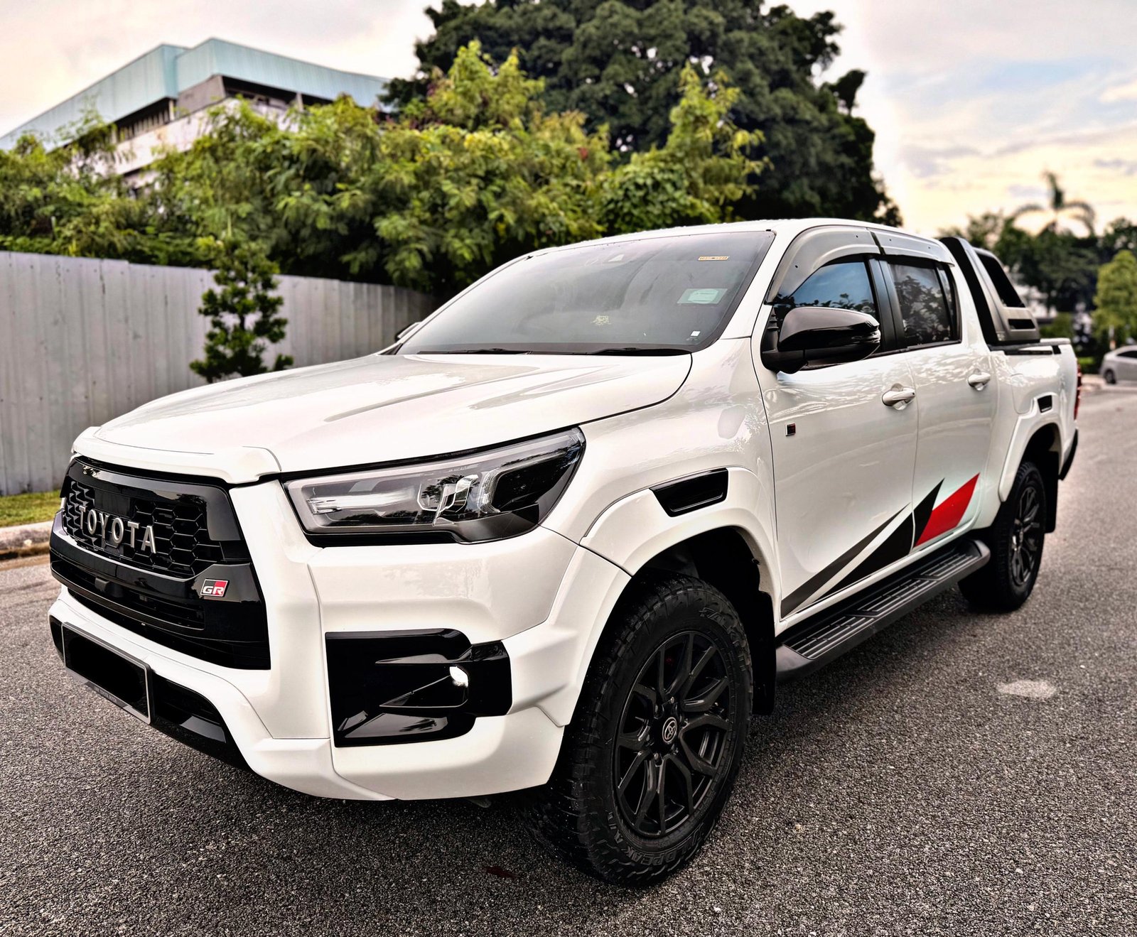 TOYOTA HILUX GRS 4x4 2.8 AUTO - Image 2