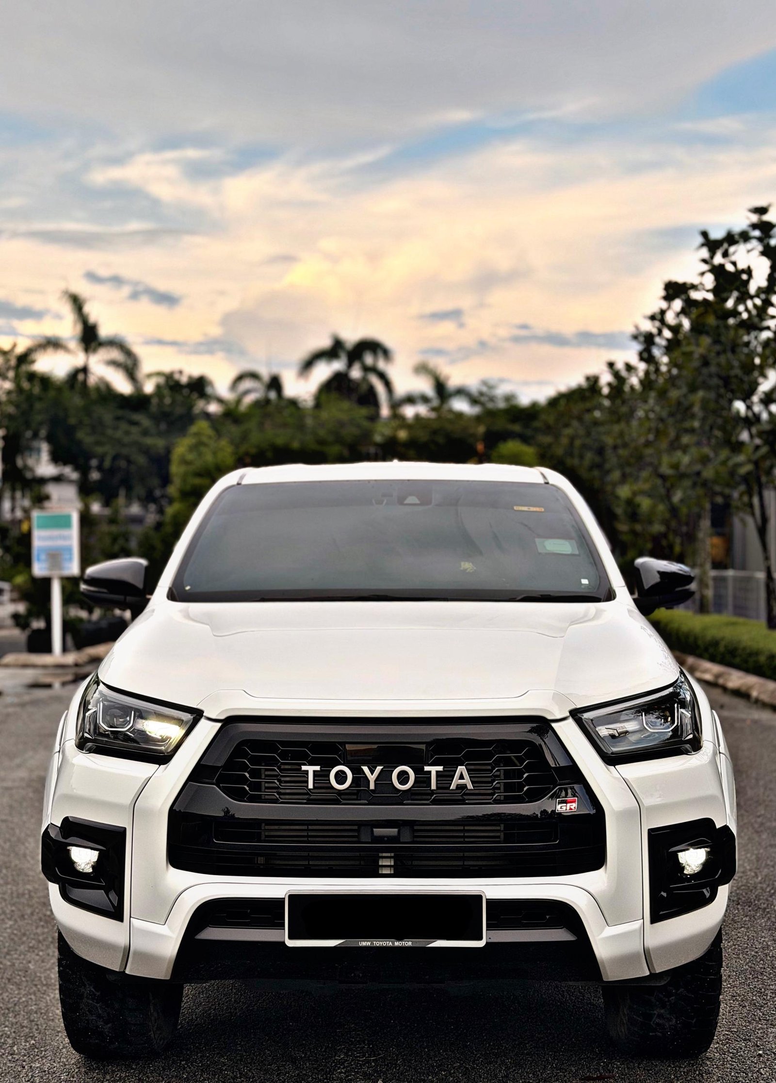 TOYOTA HILUX GRS 4x4 2.8 AUTO - Image 4