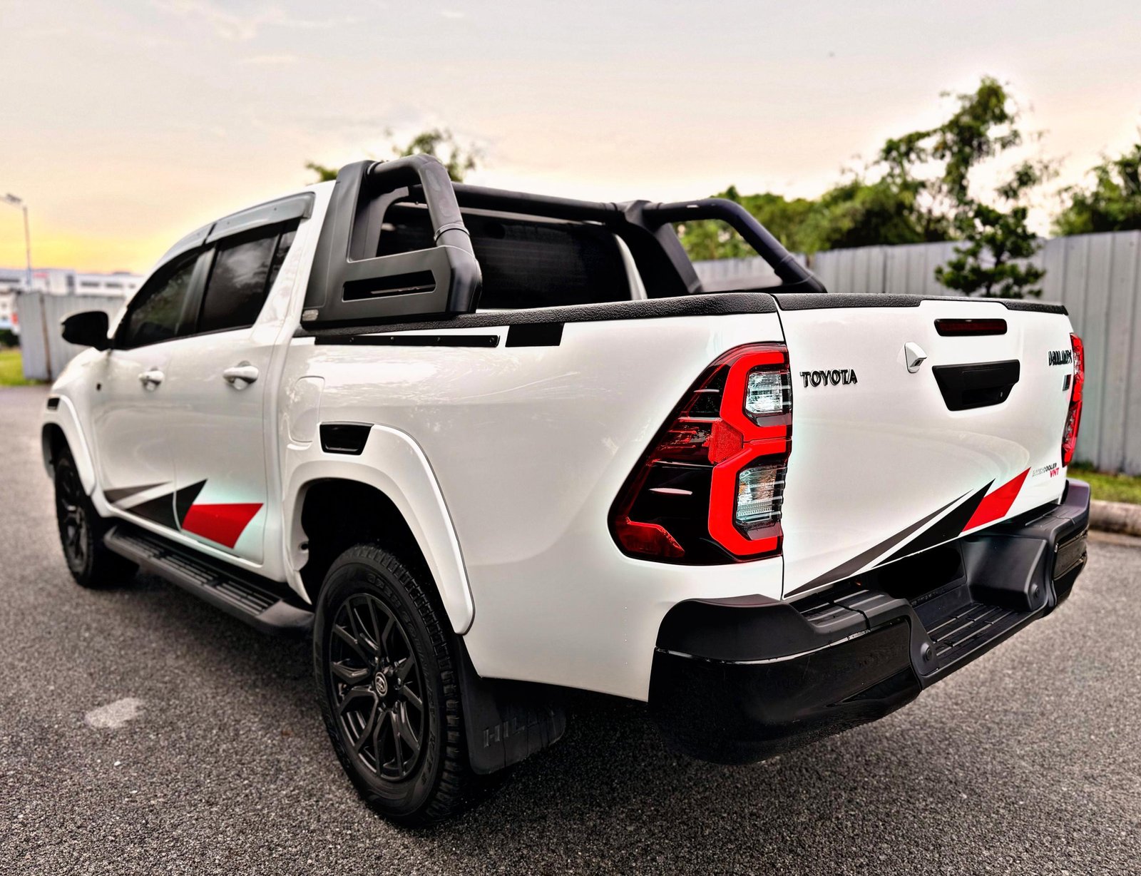 TOYOTA HILUX GRS 4x4 2.8 AUTO - Image 15