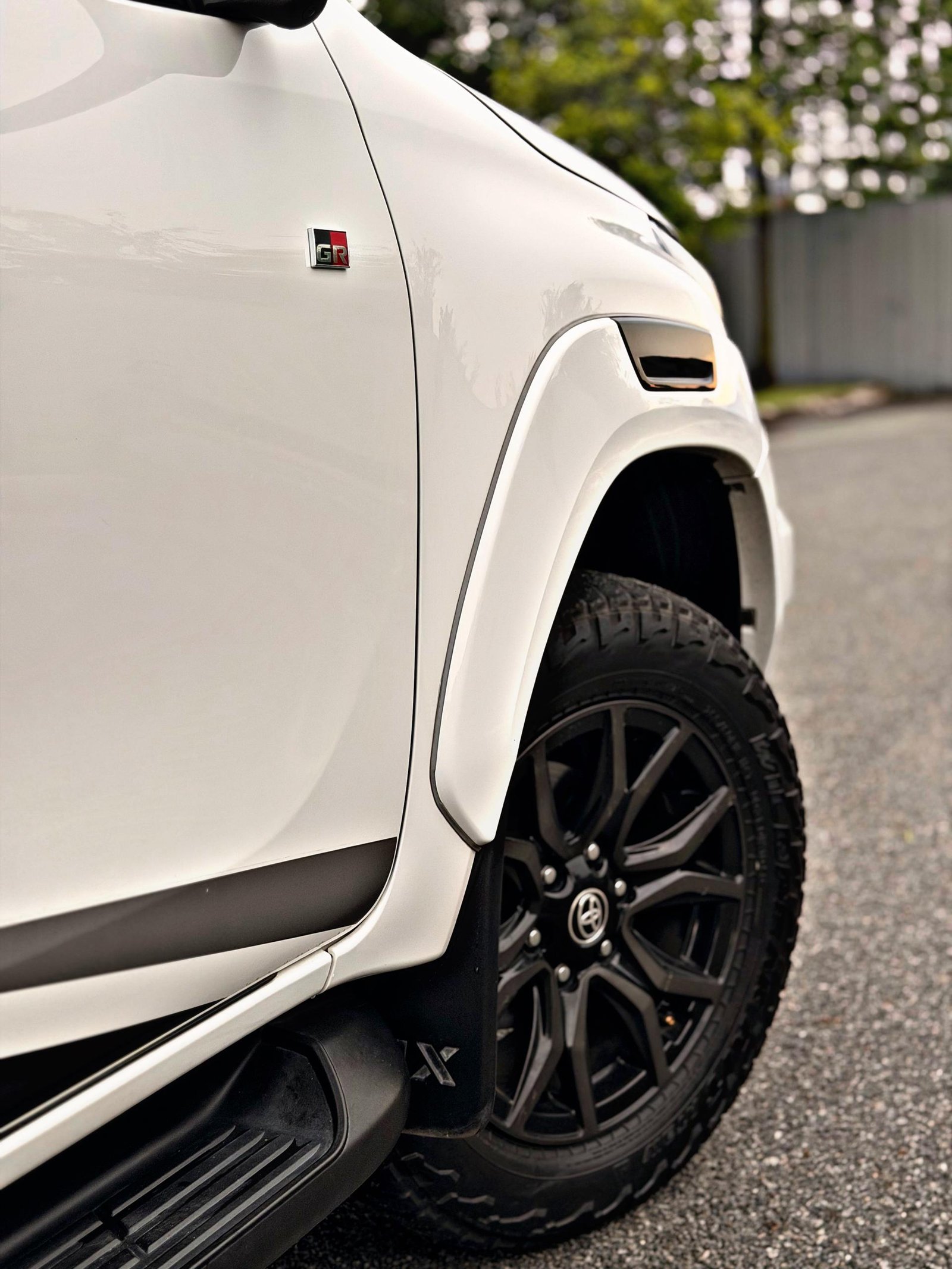 TOYOTA HILUX GRS 4x4 2.8 AUTO - Image 16