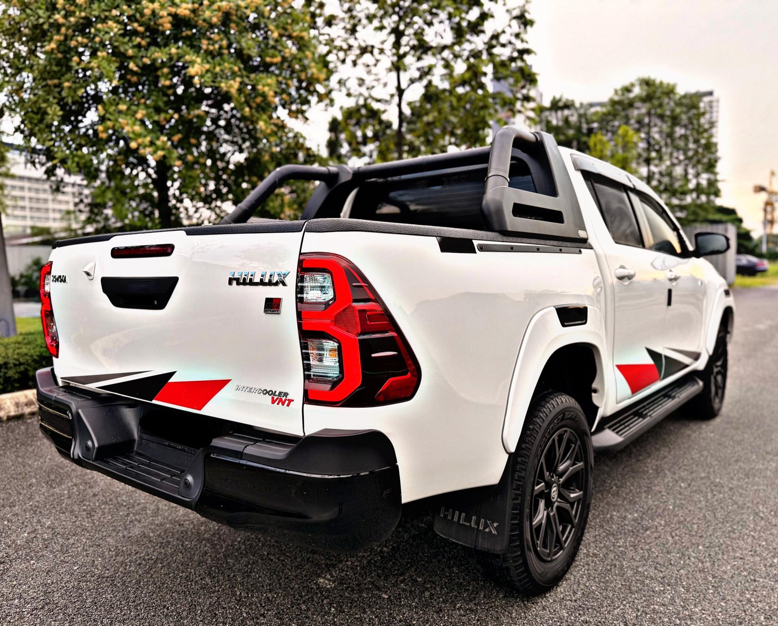 TOYOTA HILUX GRS 4x4 2.8 AUTO - Image 3