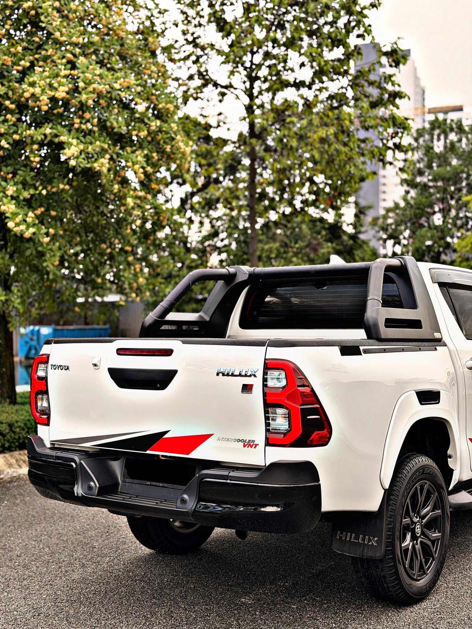TOYOTA HILUX GRS 4x4 2.8 AUTO - Image 17