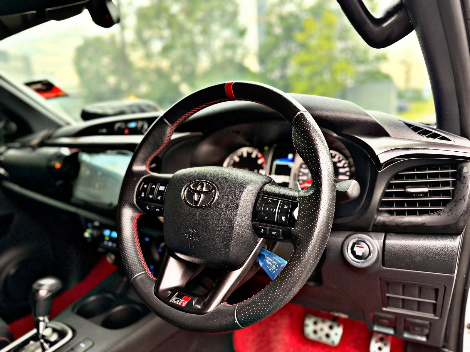 TOYOTA HILUX GRS 4x4 2.8 AUTO - Image 18