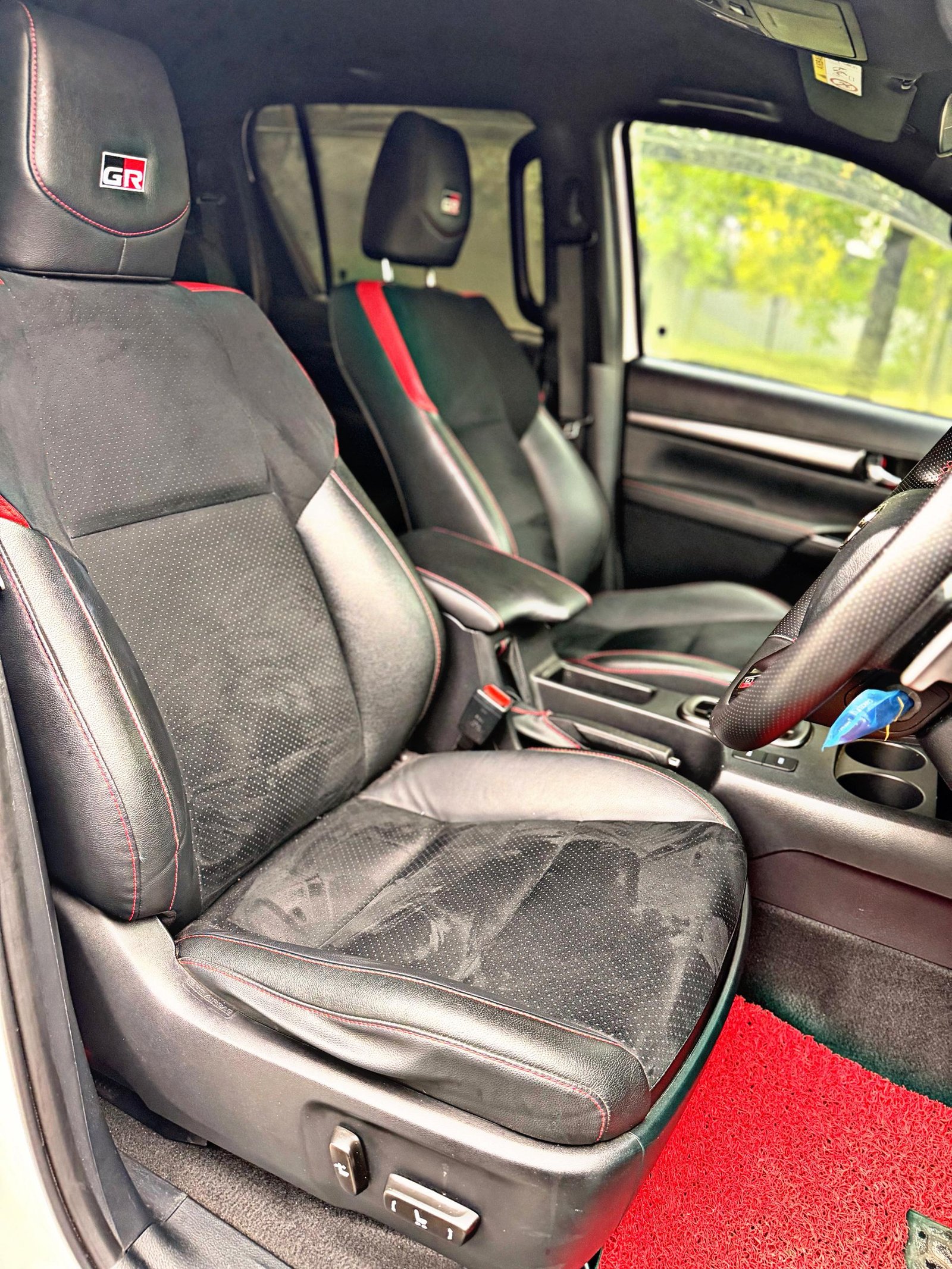 TOYOTA HILUX GRS 4x4 2.8 AUTO - Image 12