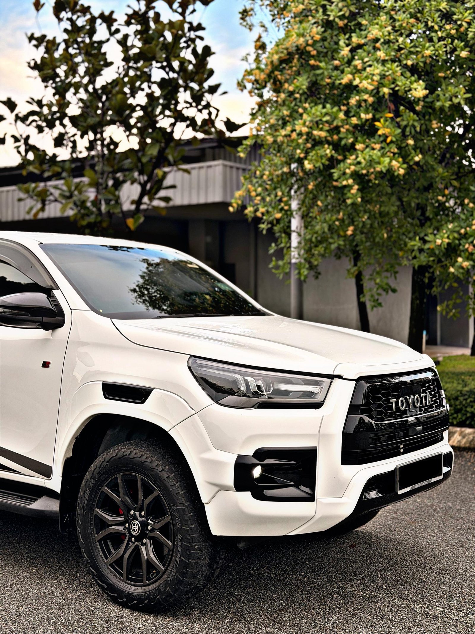 TOYOTA HILUX GRS 4x4 2.8 AUTO - Image 13