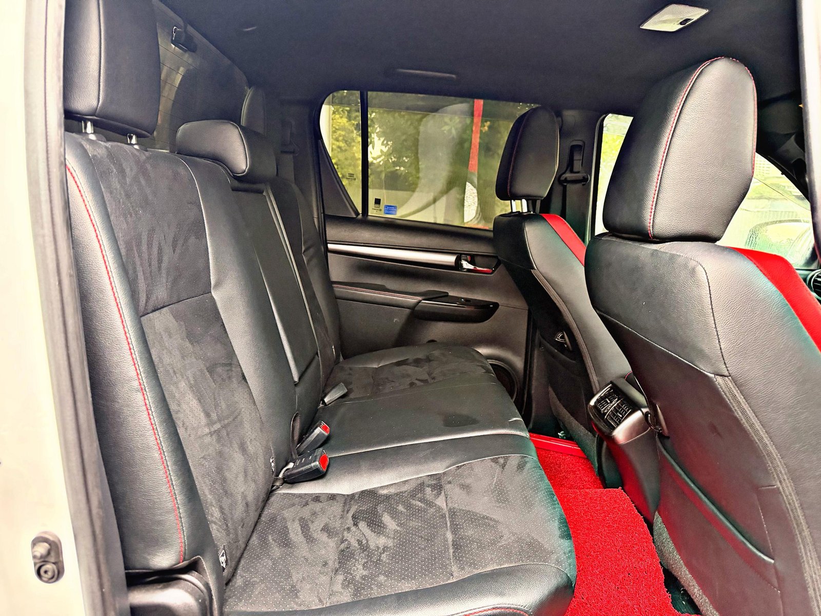 TOYOTA HILUX GRS 4x4 2.8 AUTO - Image 9