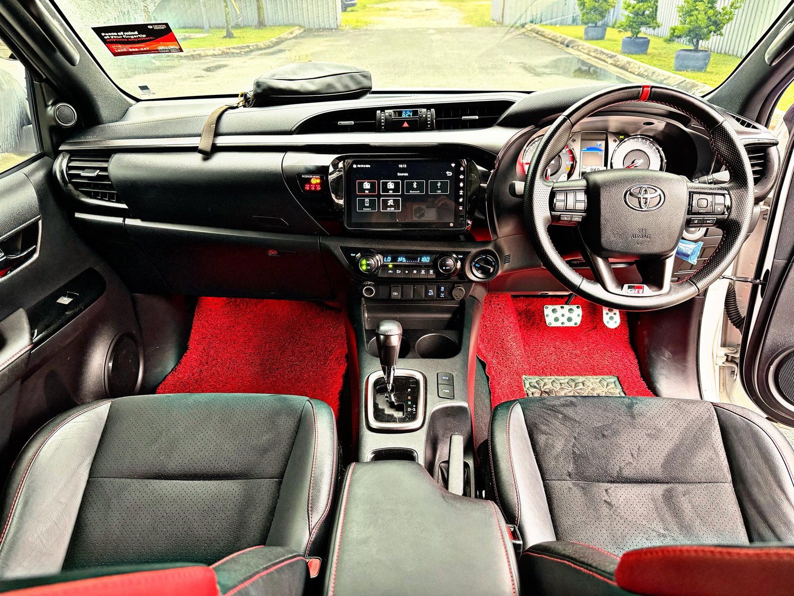 TOYOTA HILUX GRS 4x4 2.8 AUTO - Image 6