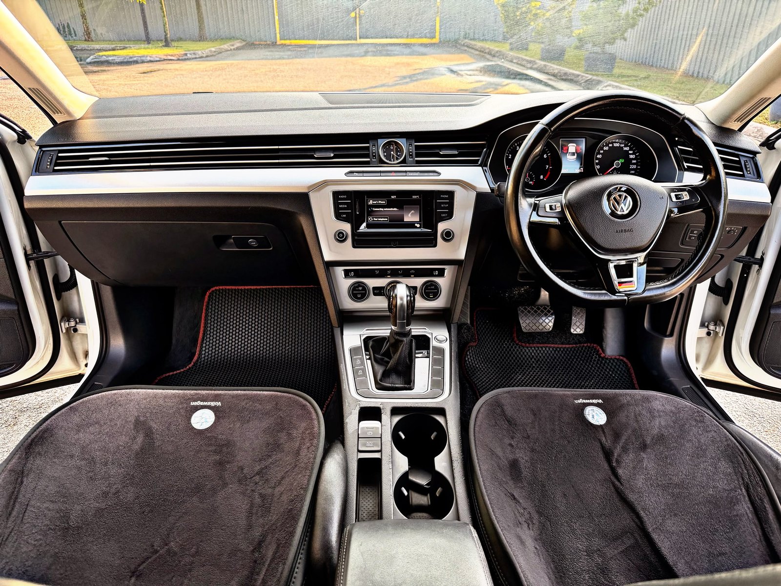 VOLKSWAGEN PASSAT 1.8 AUTO - Image 11